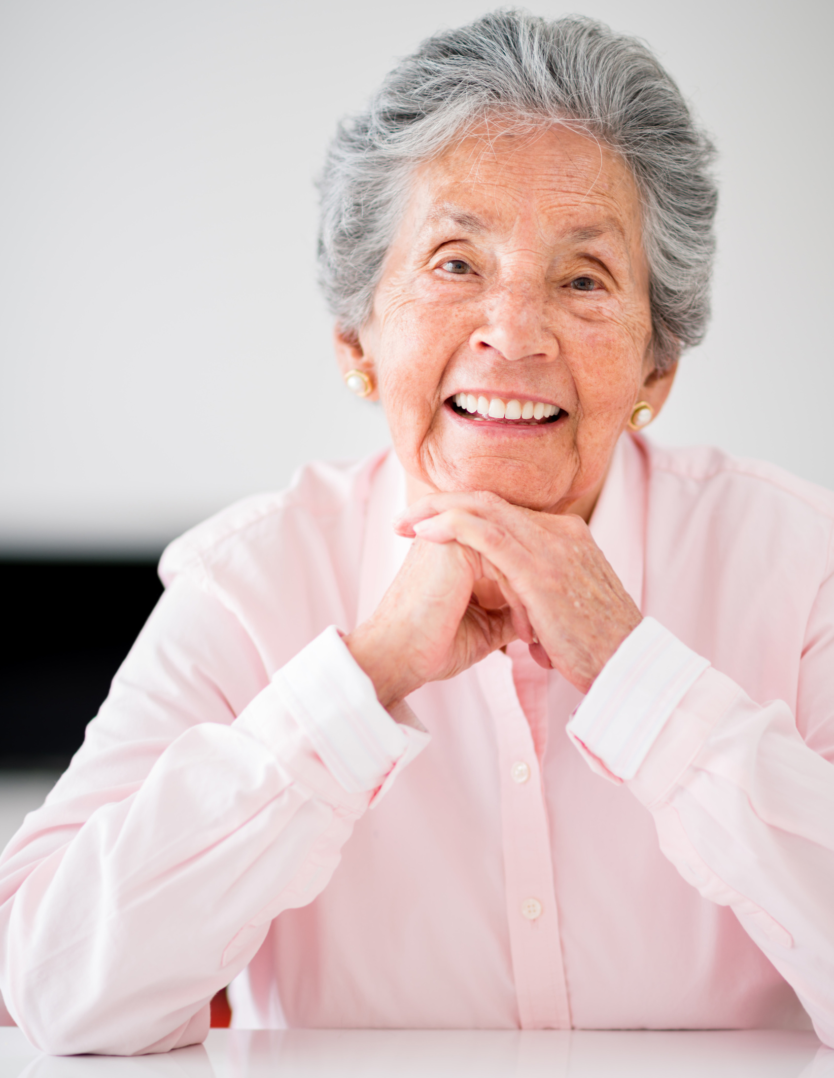 Пожилой смех. Пожилые люди. Пожилая женщина. Пожилая женщина улыбается. Портрет пожилой женщины.