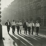 Victor Akhlomov L'aube. La jeuness près du GUM, 1964 Collection Multimedia Art Museum, Moscow