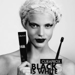 Le dentifrice "Black Is White" vendu avec la brosse à dents manuelle noire CURAPROX CS5460