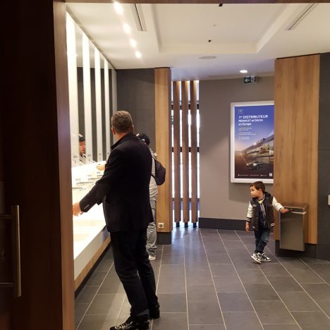 Le réseau d'affichage digital Next One, spécialiste de la publicité dans les toilettes, à Viparis
